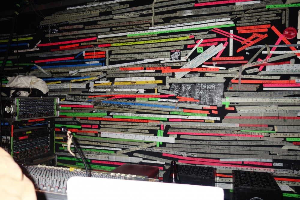 console marking tape | Dans un bar de Linz (Autriche), les concerts sont représentés par les scotch qui ont servi à repérer les pistes sur la table de mixages.