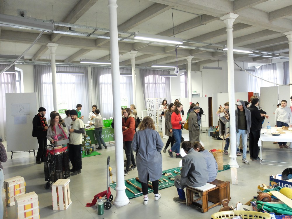 Dernier marché avant la fin du monde | Photo de la restitution du workshop sur un plateau de l'esadse.