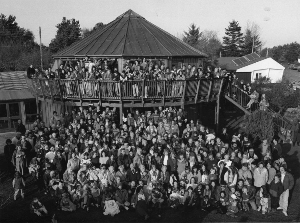 Findhorn Community, Scotland, Photo de famille devant une architecture typique | 