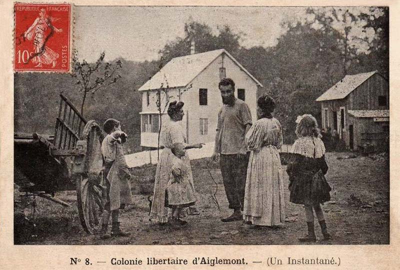 L'essai à Aiglemont, photo de famille | Colonie libertaire d'Aiglemont, début XXe, carte postale