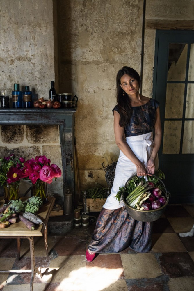 Mimi Thorisson retour de marché | Mimi Thorisson dans sa cuisine avec un panier de victuailles, 2020, France